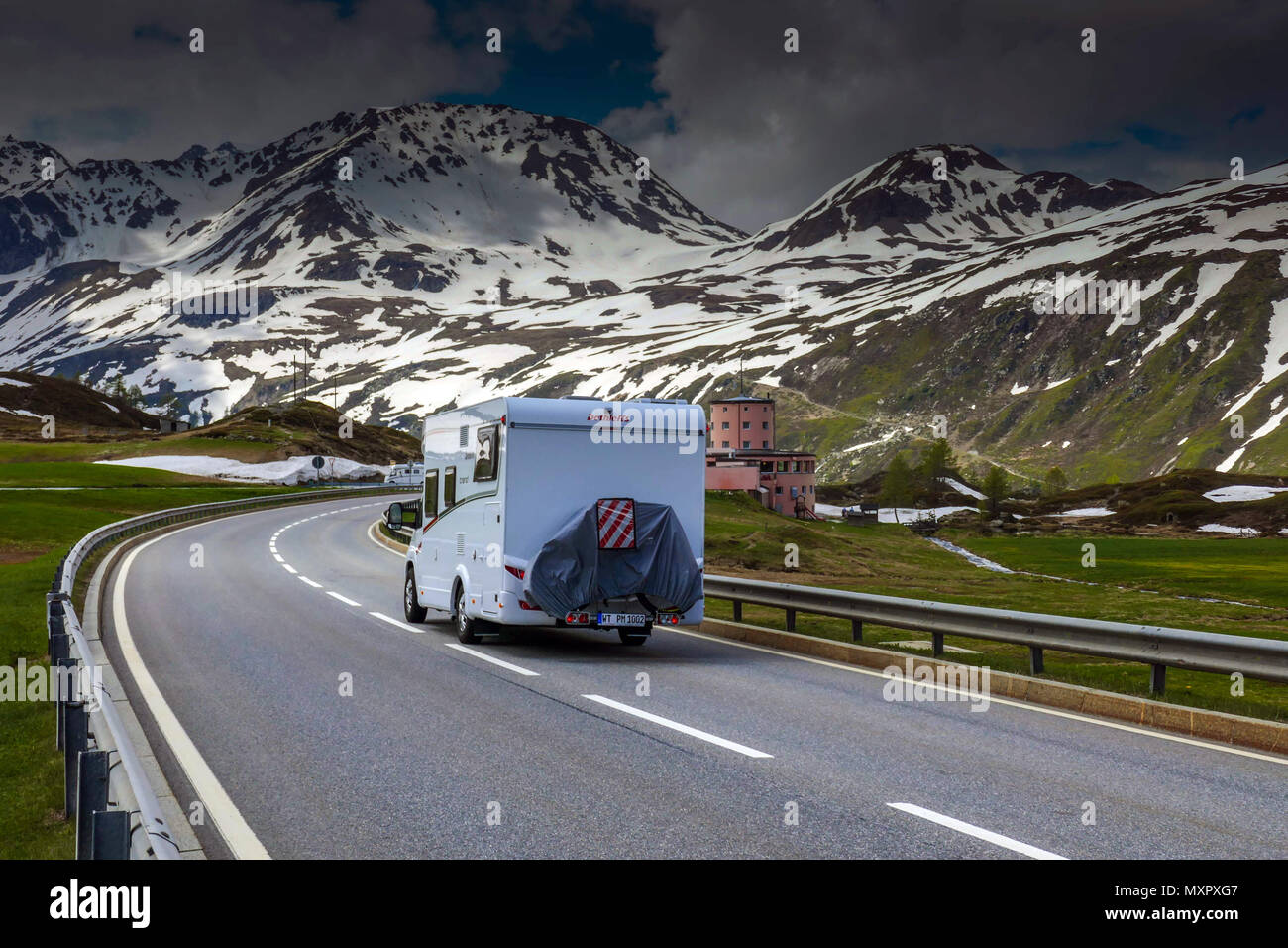 Meteo nevoso in montagna sul Passo del Sempione, tra Svizzera e Italia Foto Stock