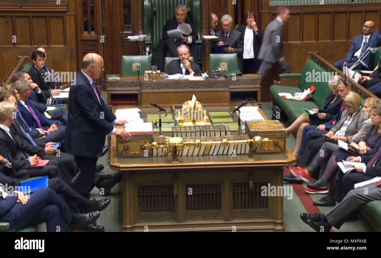 Segretario dei trasporti Chris Grayling parlando alla Camera dei Comuni di Londra centrale circa i nuovi orari dei treni che hanno provocato gravi interruzioni. Foto Stock