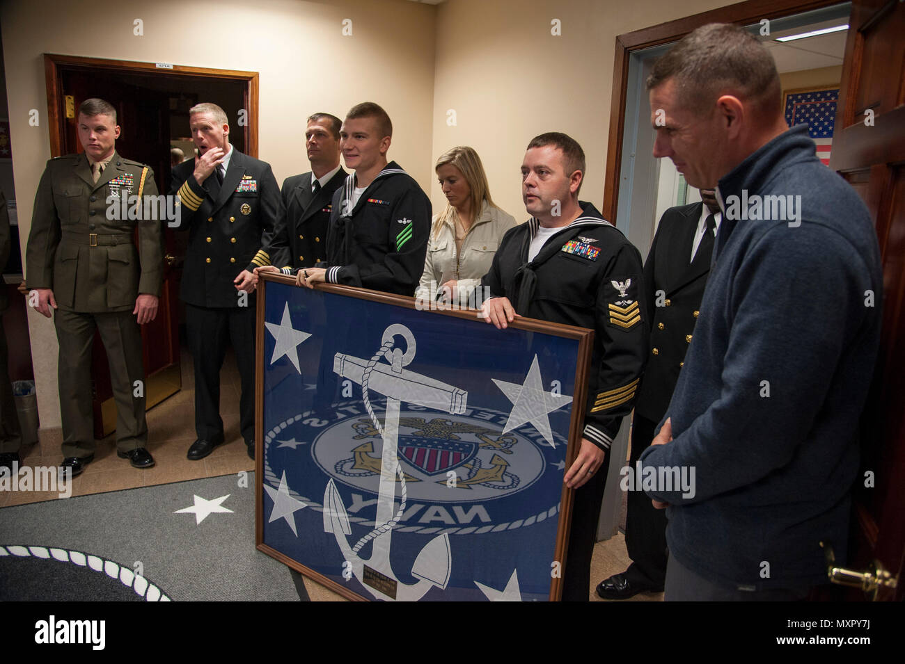 Velisti assegnati alla Naval Air Facility Washington presente un segretario della Marina bandiera al segretario della Marina (SECNAV) Ray Mabus Nov.29, 2016 a base comune Andrews Naval Air Facility Washington. La bandiera è stata volata presso lo stabilimento durante la presidenza di Mabus.(STATI UNITI Navy foto di Sottufficiali di prima classe Ernesto Hernandez Fonte/rilasciato) Foto Stock
