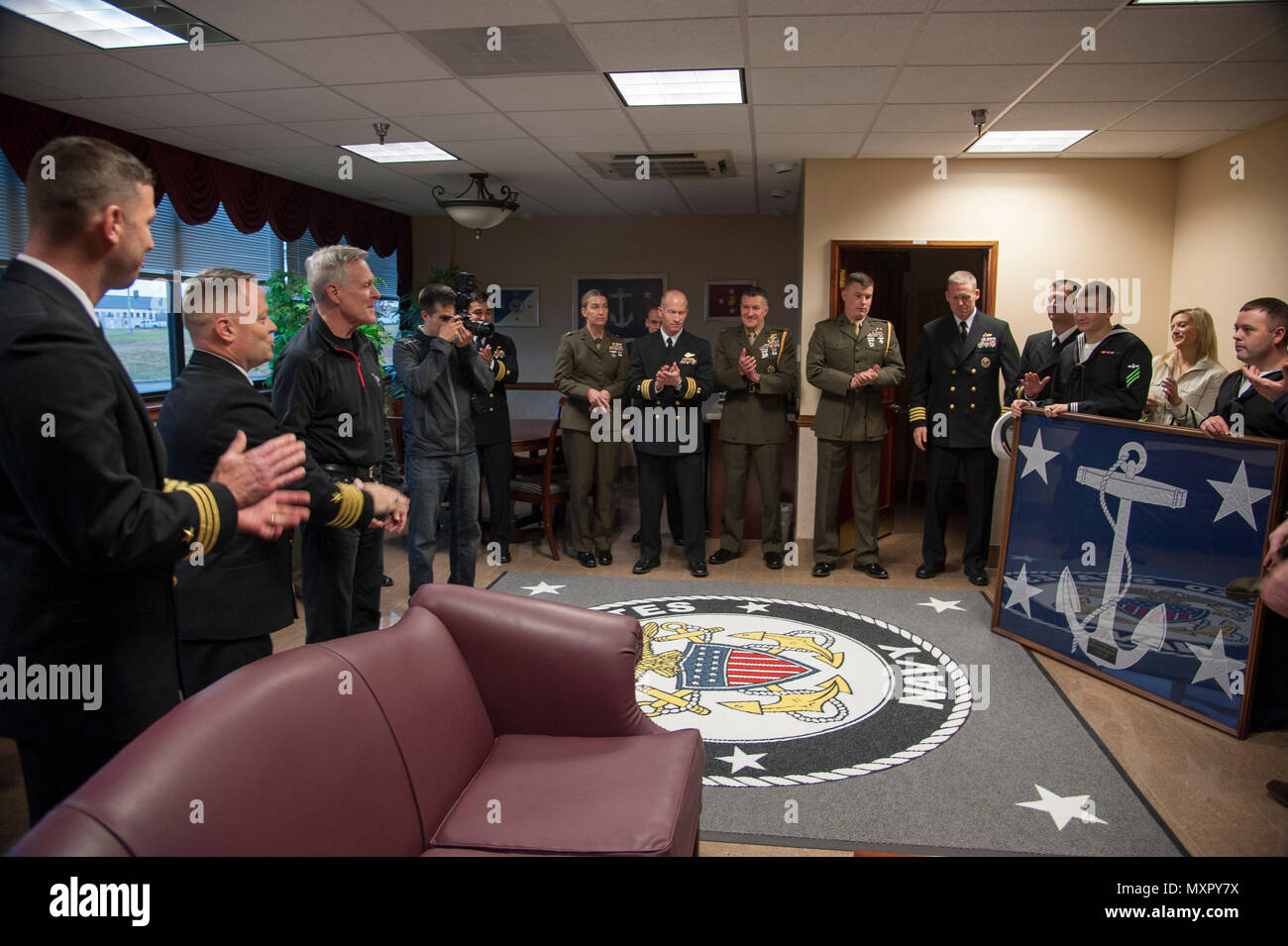 Velisti assegnati alla Naval Air Facility Washington presente un segretario della Marina bandiera al segretario della Marina (SECNAV) Ray Mabus Nov.29, 2016 a base comune Andrews Naval Air Facility Washington. La bandiera è stata volata presso lo stabilimento durante la presidenza di Mabus.(STATI UNITI Navy foto di Sottufficiali di prima classe Ernesto Hernandez Fonte/rilasciato) Foto Stock