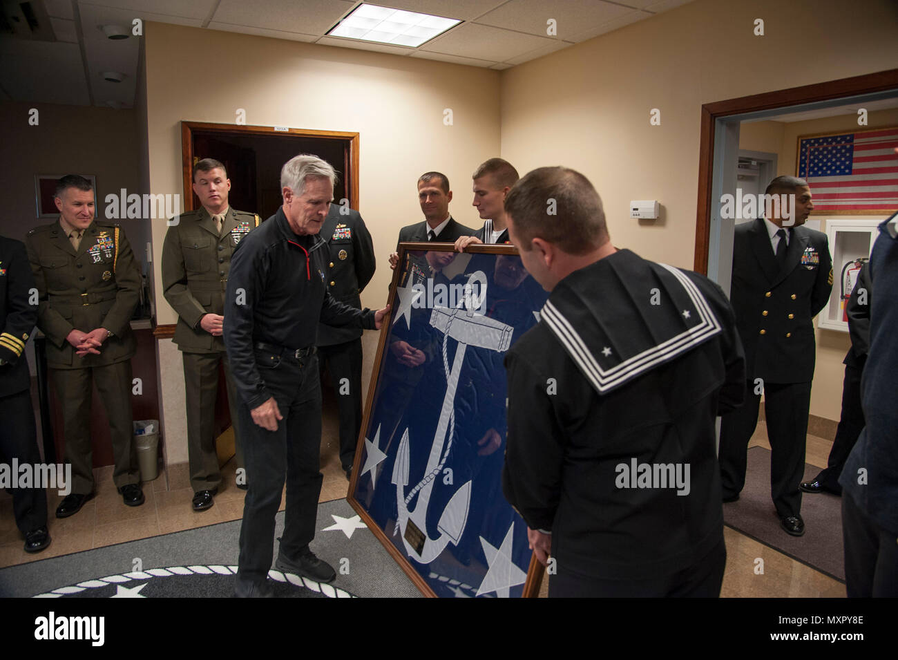 Velisti assegnati alla Naval Air Facility Washington presente un segretario della Marina bandiera al segretario della Marina (SECNAV) Ray Mabus Nov.29, 2016 a base comune Andrews Naval Air Facility Washington. La bandiera è stata volata presso lo stabilimento durante la presidenza di Mabus.(STATI UNITI Navy foto di Sottufficiali di prima classe Ernesto Hernandez Fonte/rilasciato) Foto Stock