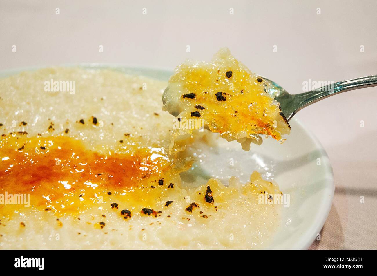 Budino di riso che serve. Chiudere la vista. Foto Stock
