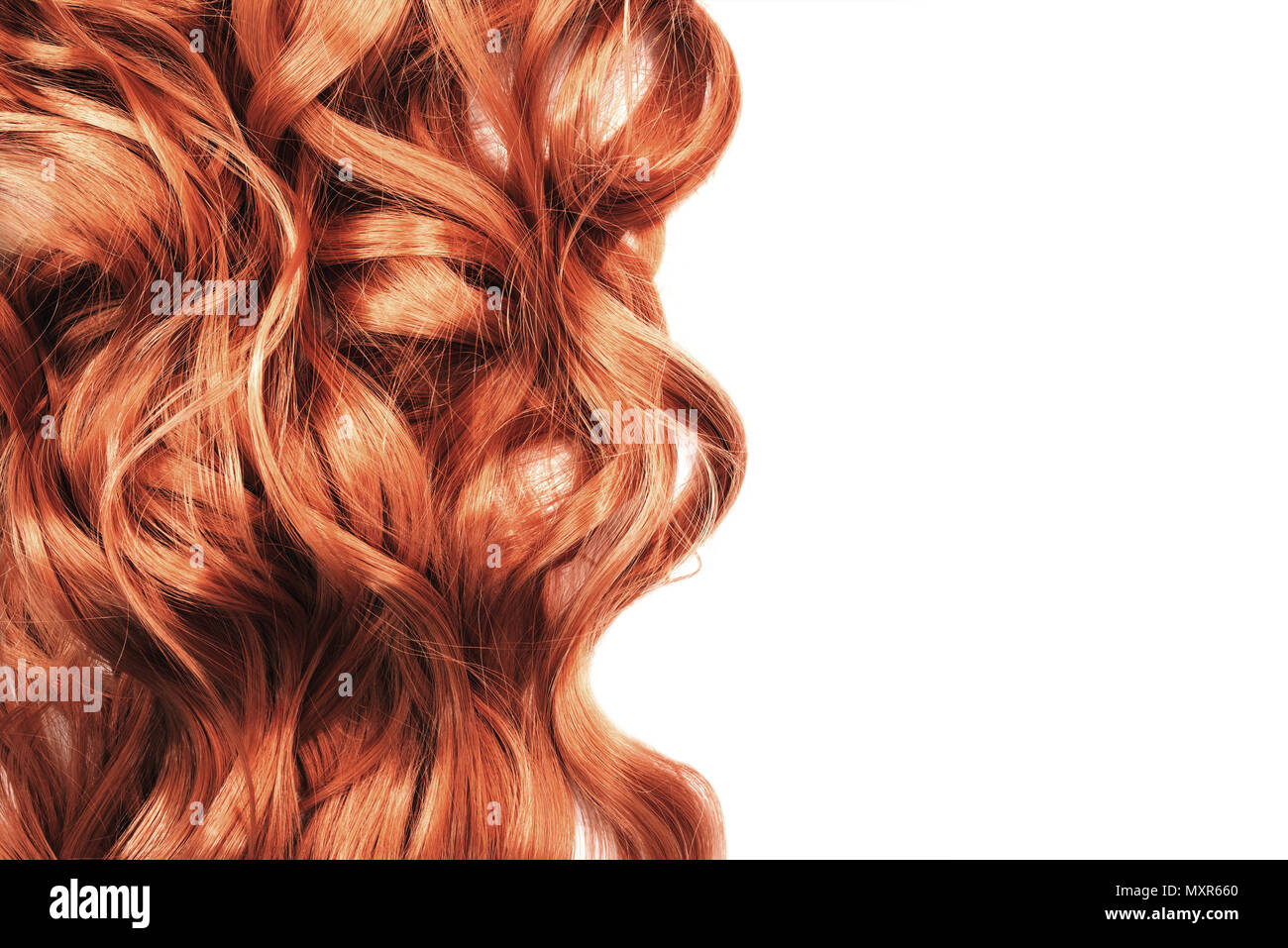 Rosso lungo i capelli ondulati su sfondo bianco Foto Stock