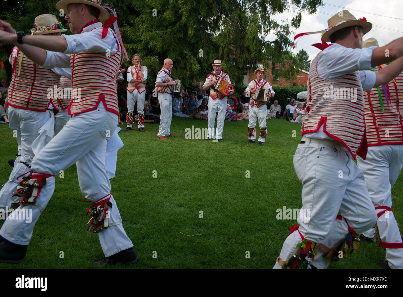 Thaxted Morris Weekend 2-3 giugno 2018 Thaxted Morris e Country Dancing in Margaret Street Gardens dopo il weekend principale dancing aveva finito. Foto Stock