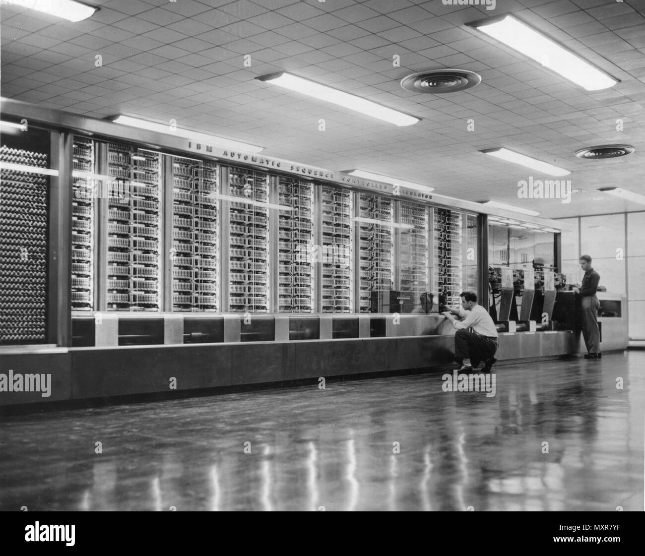 Vista frontale del marchio mi sequenza elettronica calcolatrice controllata costruito dall'International Business Machines Corporation e dato alla Harvard University, 1944. Foto Stock