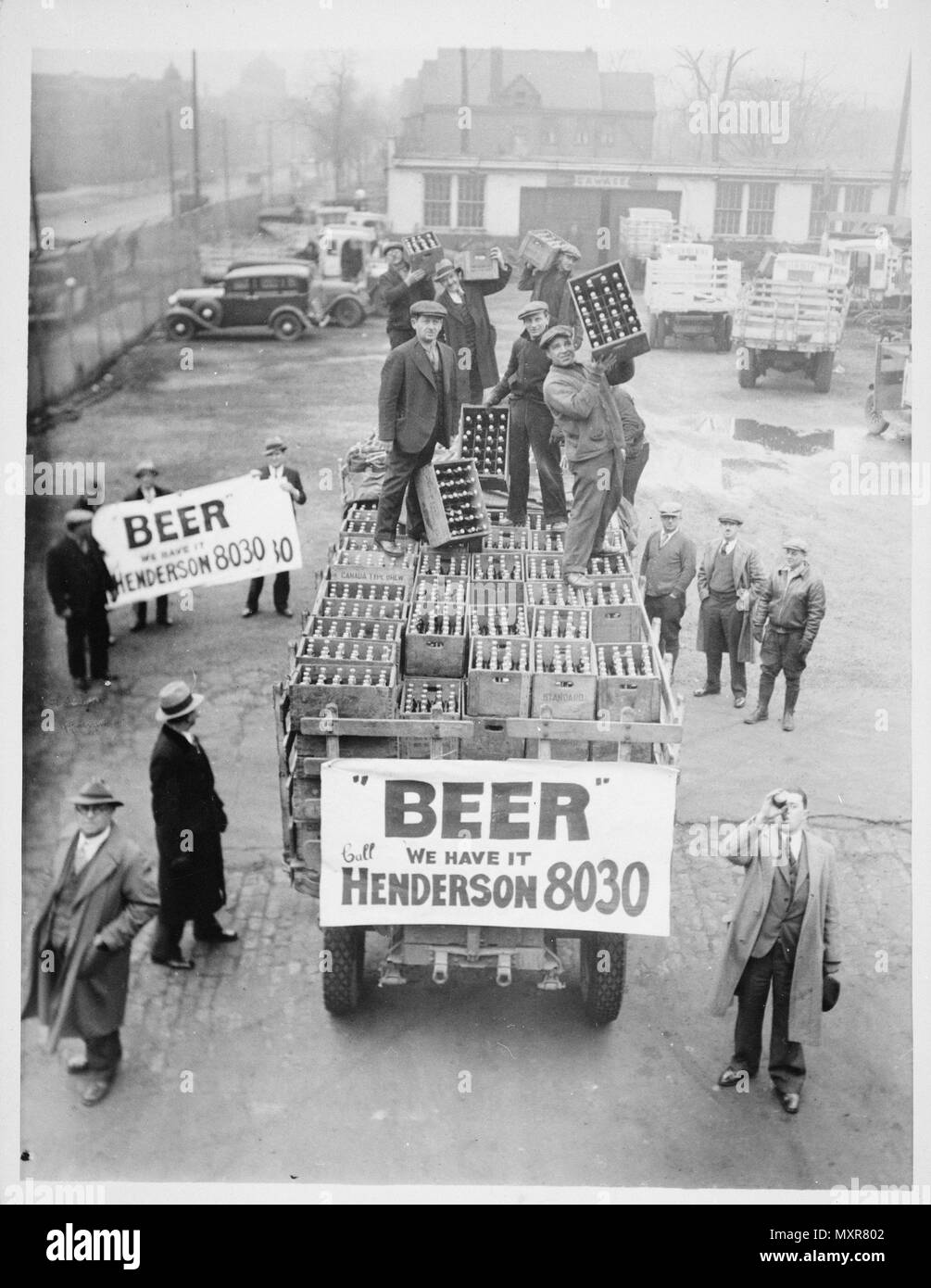 In quanto produttori locali hanno risposto che avrebbero nessuno di loro proprietà Brew di età prima del 1 maggio, Cleveland ha dovuto ottenere la loro birra proveniente da fonti esterne quando si è terminato di divieto, 4/9/1933 Foto Stock