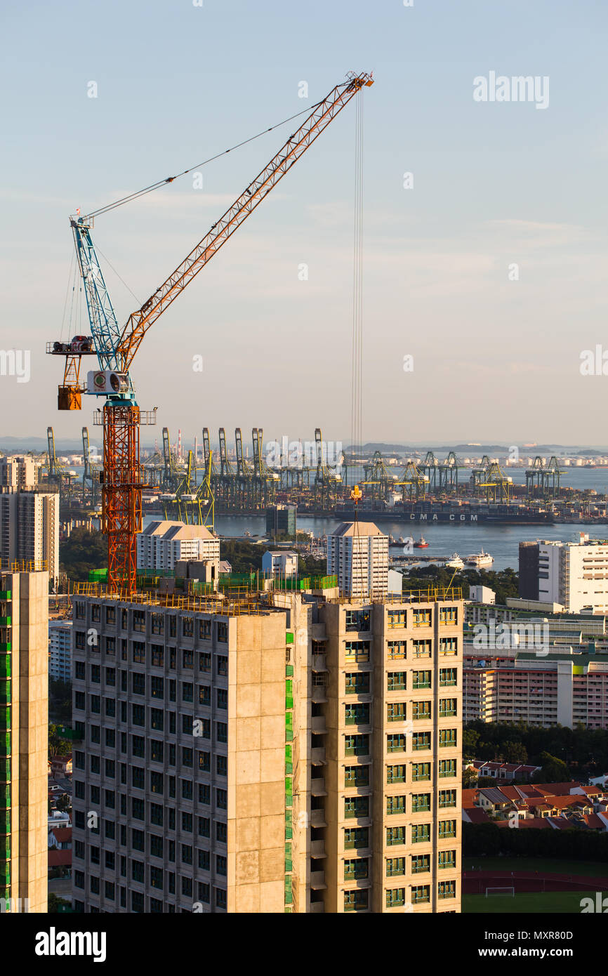 Una vista verticale di una singola gru a torre a Singapore. Foto Stock