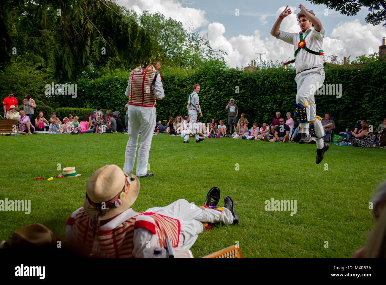 Thaxted Morris Weekend 2-3 giugno 2018 Thaxted Morris e Country Dancing in Margaret Street Gardens dopo il weekend principale dancing aveva finito. Brothe Foto Stock