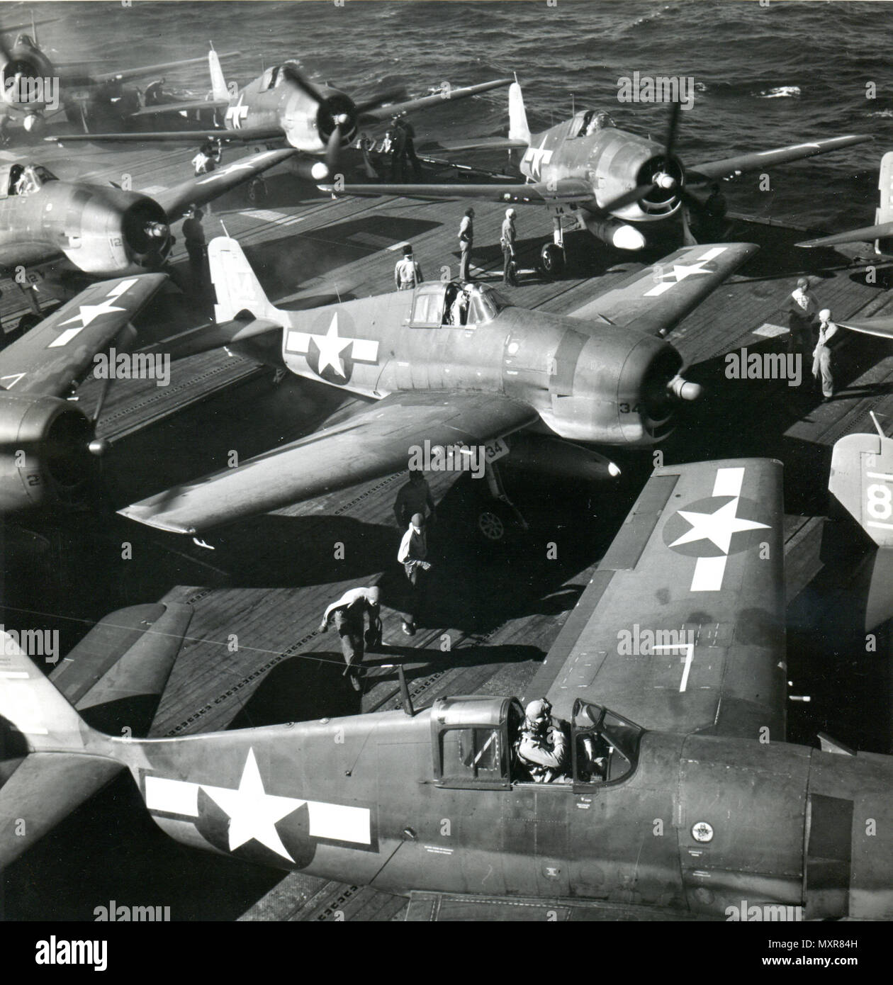 Ottobre 27, 1944 - I PILOTI uomo i vostri piani - Navy piloti in attesa nella loro Grumman HELLCATS a bordo della USS BUNKER HILL dopo l'ordine 'piloti uomo i vostri piani' per un attacco sul giapponese. Foto Stock