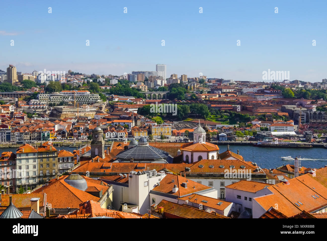 Vista in elevazione del Porto città vecchia, Portogallo. Foto Stock