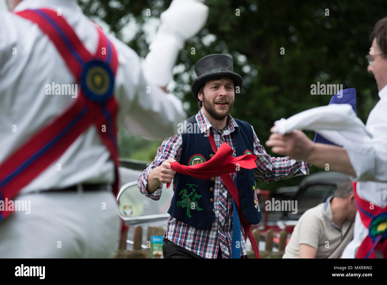 Thaxted Morris Weekend 2-3 Giugno 2018 Il calice Morris dancing lato a cavallo e lo Sposo pub, Cornish Hall fine, Essex. Foto Stock