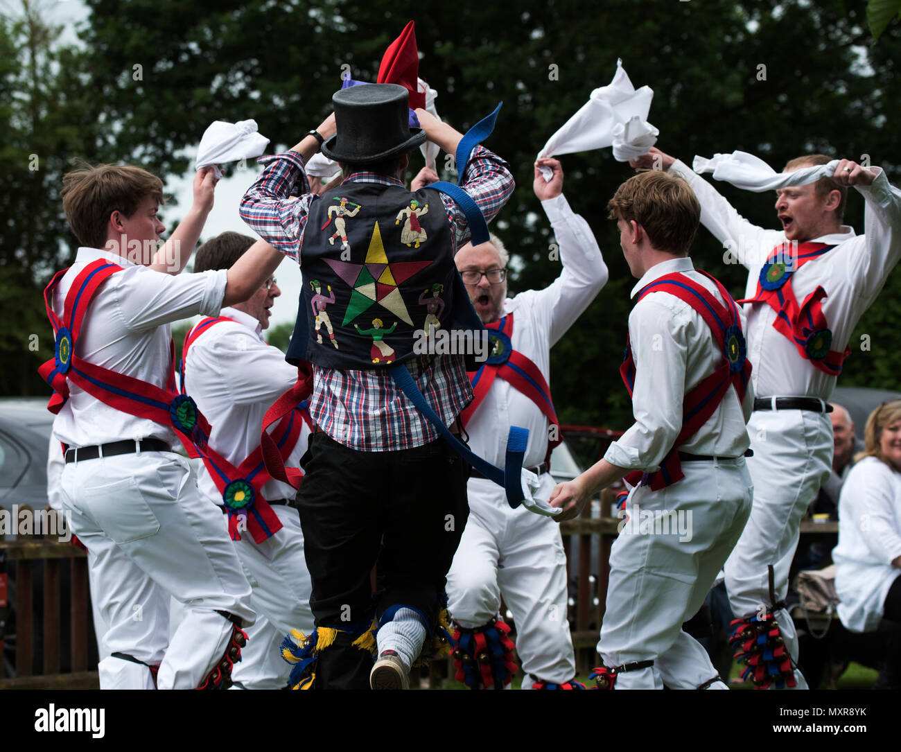 Thaxted Morris Weekend 2-3 Giugno 2018 Il calice Morris dancing lato a cavallo e lo Sposo pub, Cornish Hall fine, Essex. Foto Stock