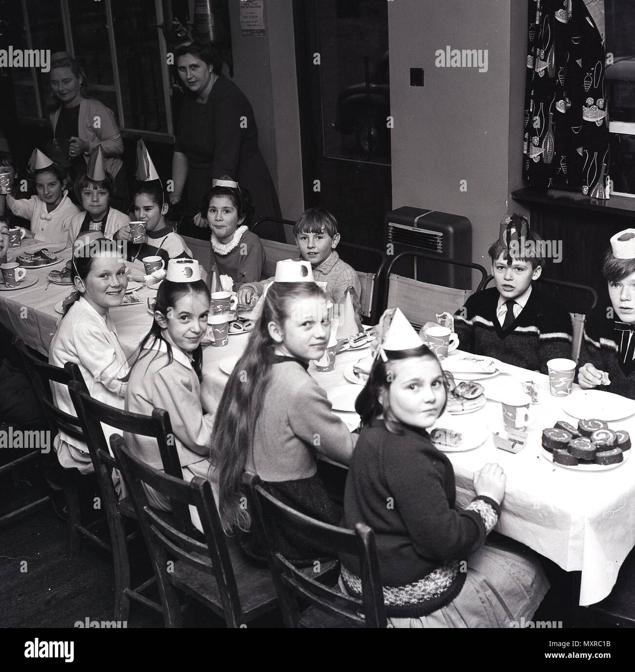 Foto storiche di una festa di compleanno di bambini, giovani