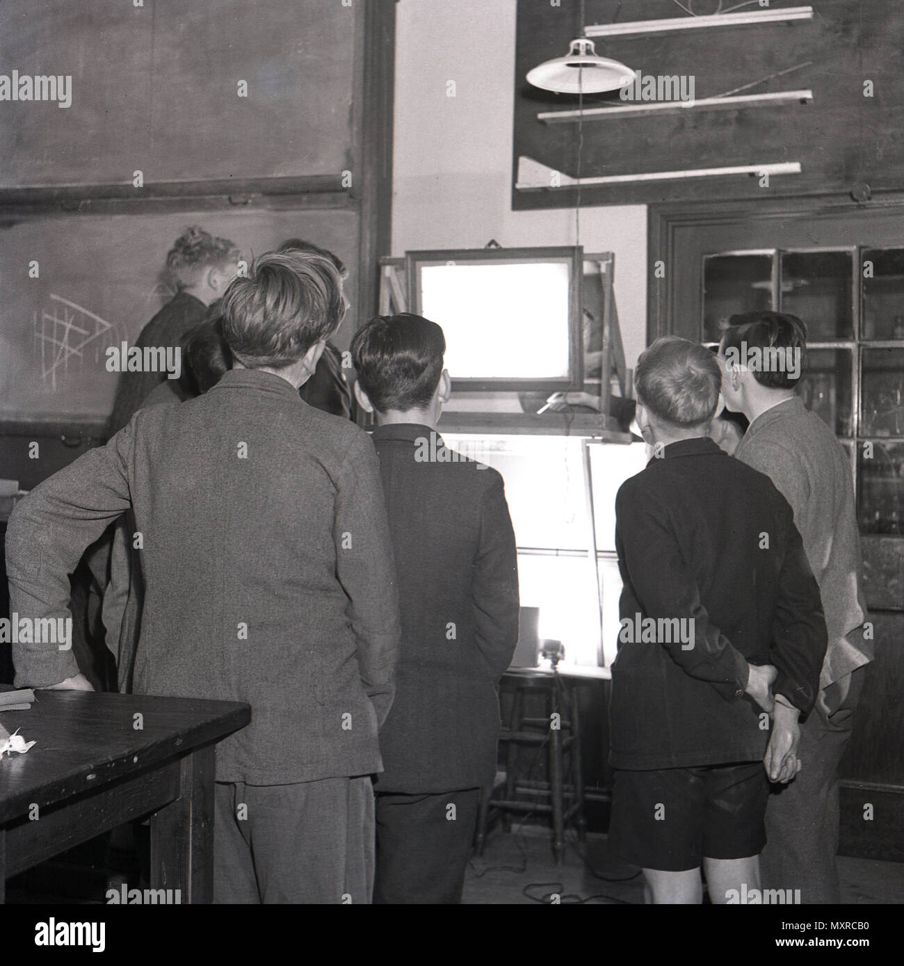 1948, storico, scolari si raccolgono intorno ad un lightbox durante una classe a Sidcup secondario scuola moderna, Kent, Inghilterra, Regno Unito. Queste offerte di istruzione per i bambini da 11-15 a coloro che non hanno superato il 11+ esame per l'ingresso alla scuola di grammatica. Foto Stock