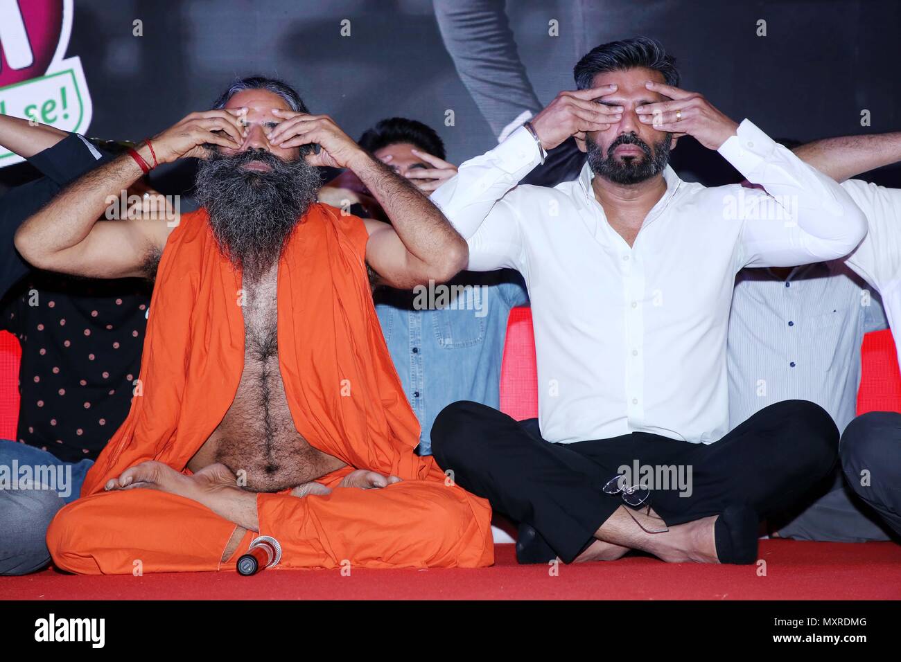 New Delhi, India. 04 Giugno, 2018. Il Guru Yoga di Baba Ramdev lungo con esecuzione di yoga durante l'annuncio di centoventi giorni missione montare l'India. Credito: Jyoti Kapoor/Pacific Press/Alamy Live News Foto Stock