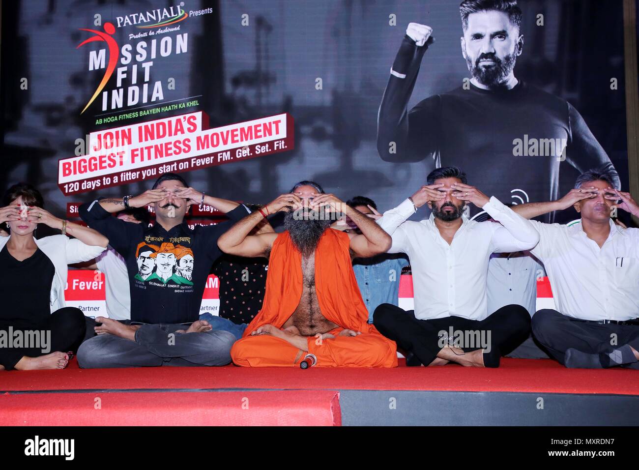 New Delhi, India. 04 Giugno, 2018. Il Guru Yoga di Baba Ramdev lungo con esecuzione di yoga durante l'annuncio di centoventi giorni missione montare l'India. Credito: Jyoti Kapoor/Pacific Press/Alamy Live News Foto Stock