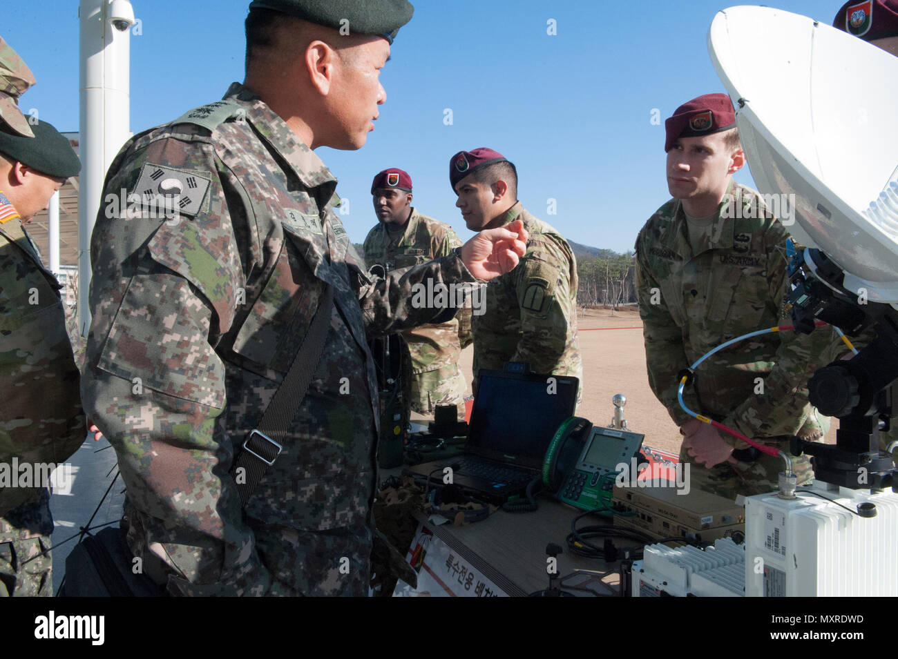 Repubblica di Corea esercito Col. Kim, Won-Tae chiede U.S. Army Spc. Bryan McGuigan, una tattica di operatore satellitare assegnato al segnale 112distacco, il Comando Operazioni Speciali corea, circa la SDN SOF nodo distribuibili durante una visualizzazione statica a una repubblica di Corea Special Warfare Installazione comando vicino Icheon, Repubblica di Corea il 1 dicembre, 2016 come parte del 2016 C4I (Comando di Controllo computer comunicazione Intelligence) Vertice. La C4I Summit vetrine interoperabilità tra gli Stati Uniti e le forze di ROK. (U.S. Foto dell'esercito da Staff Sgt. Ricardo HernandezArocho/ rilasciato) Foto Stock