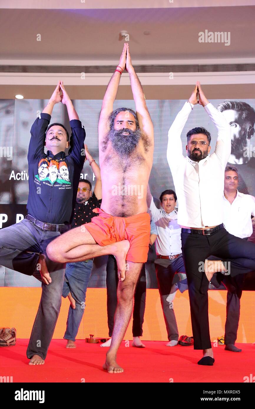 New Delhi, India. 04 Giugno, 2018. Il Guru Yoga di Baba Ramdev lungo con esecuzione di yoga durante l'annuncio di centoventi giorni missione montare l'India. Credito: Jyoti Kapoor/Pacific Press/Alamy Live News Foto Stock