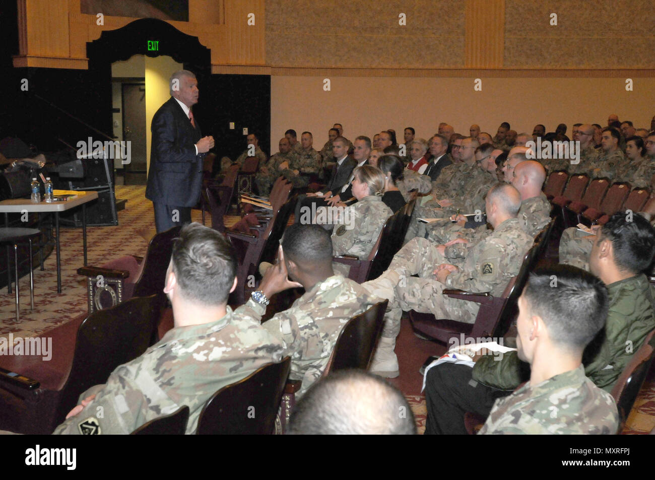 Bob Delaney, un oratore motivazionale sul post-traumatico da Stress e resilienza parla di soldati e civili assegnato alla base comune San Antonio a Fort Sam Houston Theatre il 2 dicembre 2016. Delaney serve come il direttore di funzionari per la National Basketball Association ed è stato un altamente decorato Trooper con il New Jersey Trooper di stato. Delaney entrato a far parte del New Jersey Trooper di stato ed è stato assunto per andare undercover con il FBI dove ha infiltrato e preso in giù 30 membri della mafia. Dopo aver completato il suo lavoro sotterraneo è andato attraverso gli effetti di stress post-traumatico. Egli ha Foto Stock