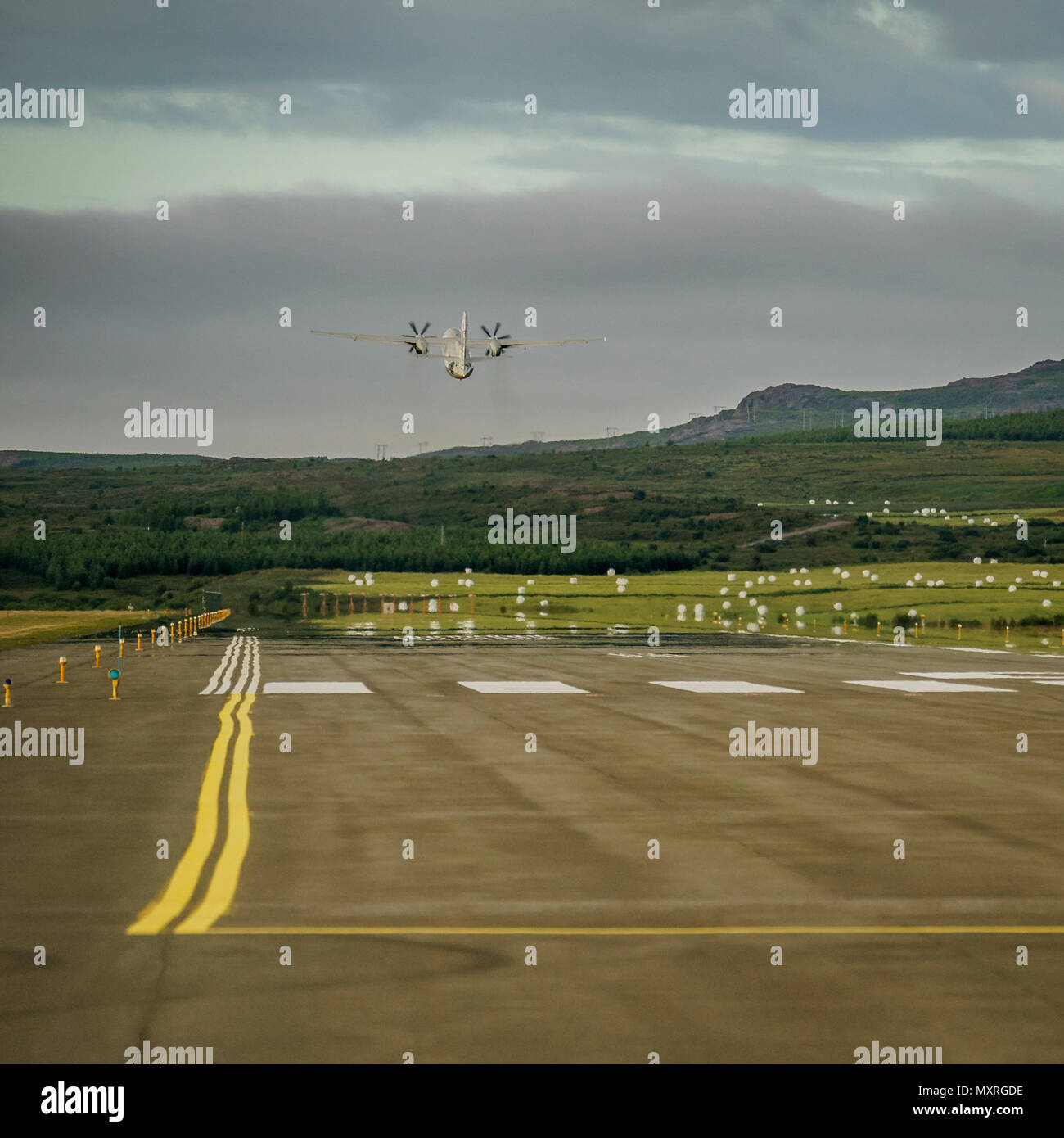 Piano di decollare in Egilsstadir aeroporto, Islanda Orientale Foto Stock