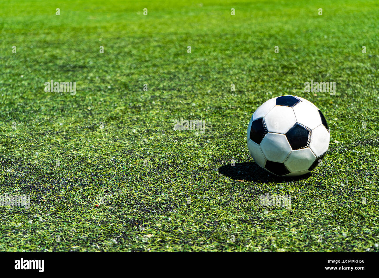 Tradizionale Pallone da calcio sul campo di calcio Foto stock - Alamy