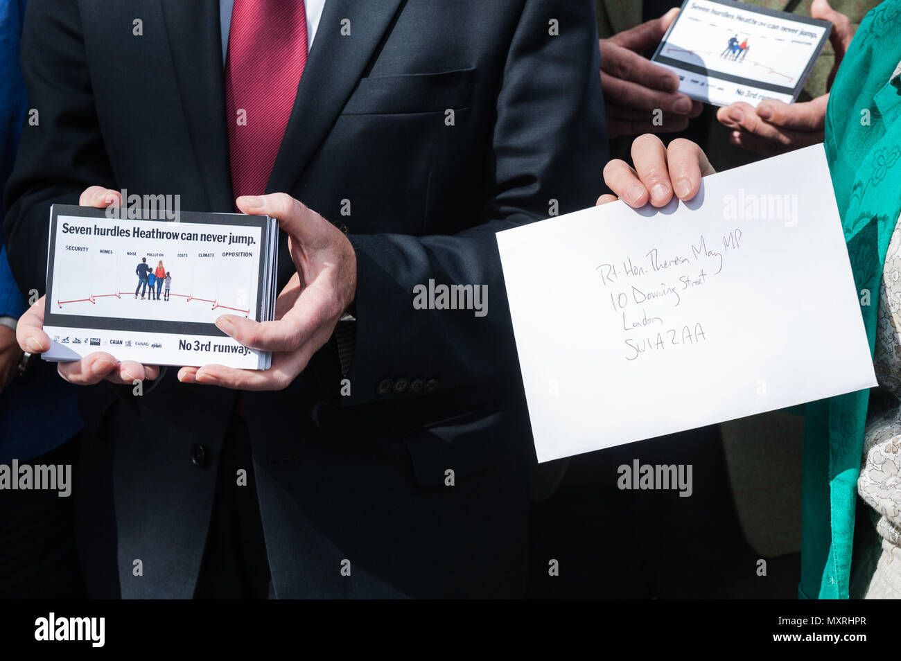 A Downing Street, Londra, Regno Unito. 12 Settembre, 2016. Il cancelliere ombra e manodopera MP per Hayes e Harlington John McDonnell conduce una petizione consegnata Foto Stock
