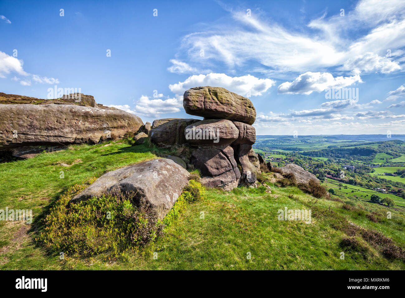 Viste del promontorio roccioso e scolpita roccia sul bordo Curbar, Parco Nazionale di Peak District, Derbyshire, Inghilterra 2018 Foto Stock