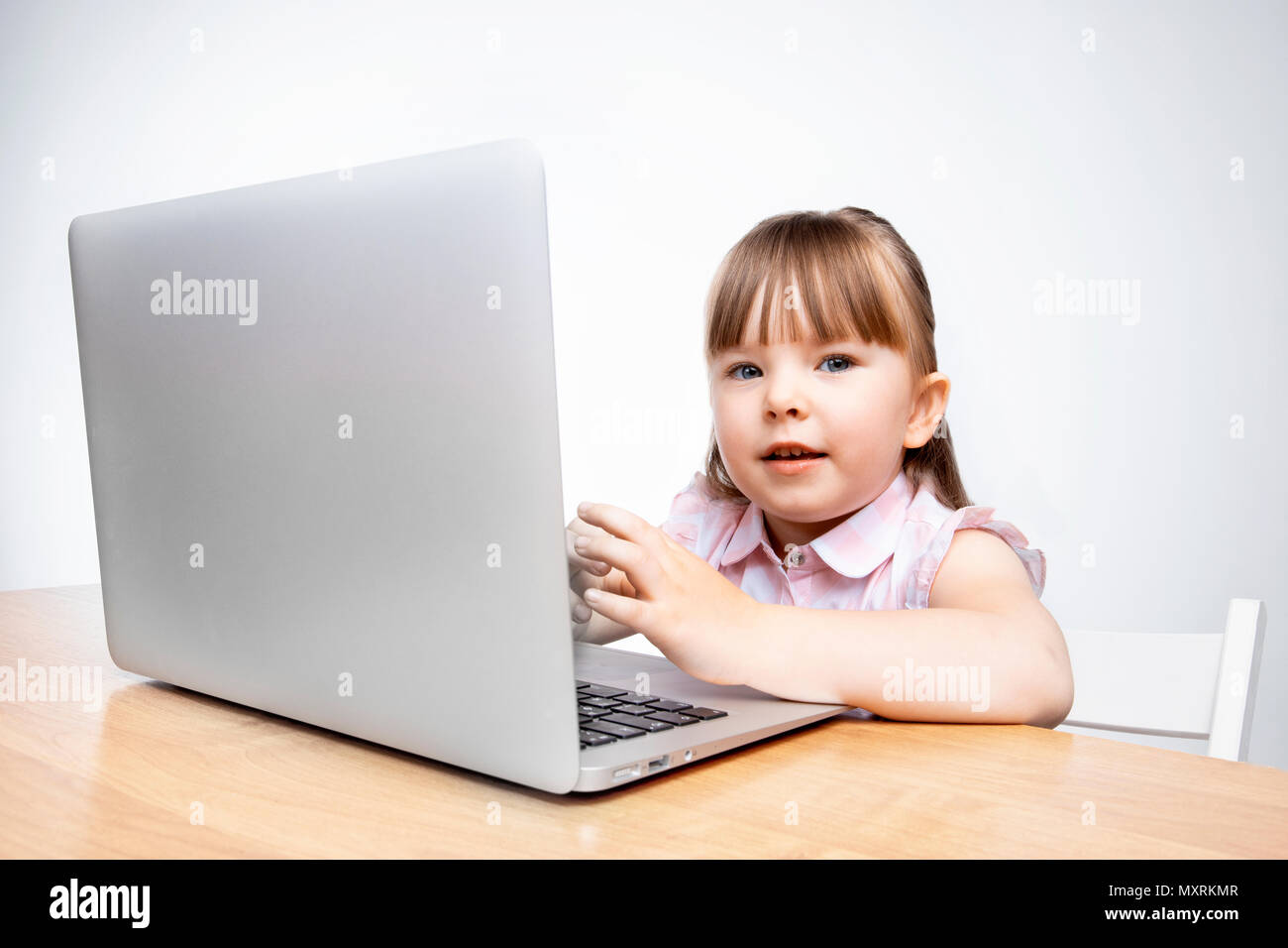 Bambina che studia al computer, imparare a distanza durante una pandemia Foto Stock