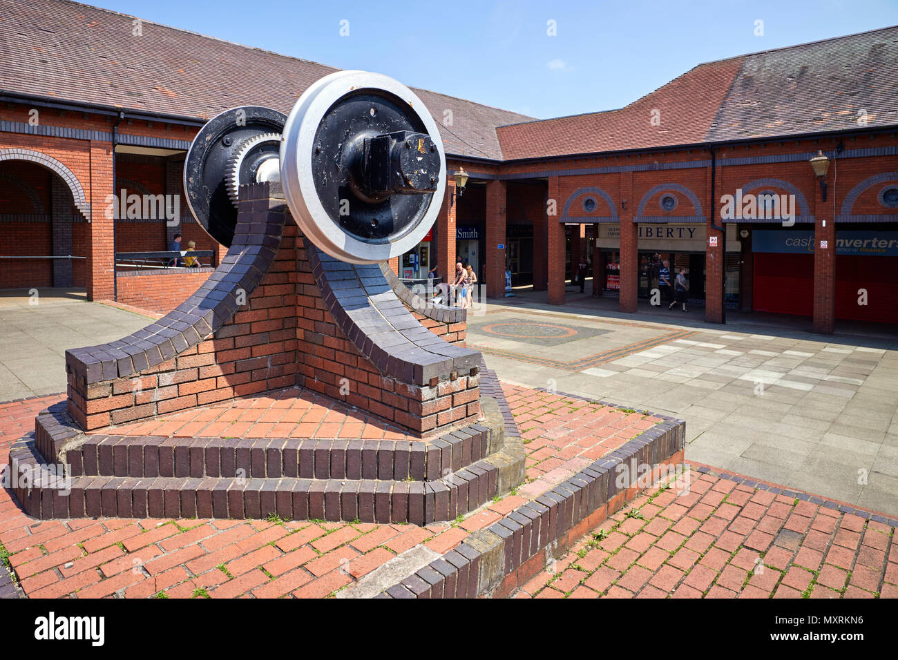Le ruote del treno nel centro della cittadina di Crewe Foto Stock