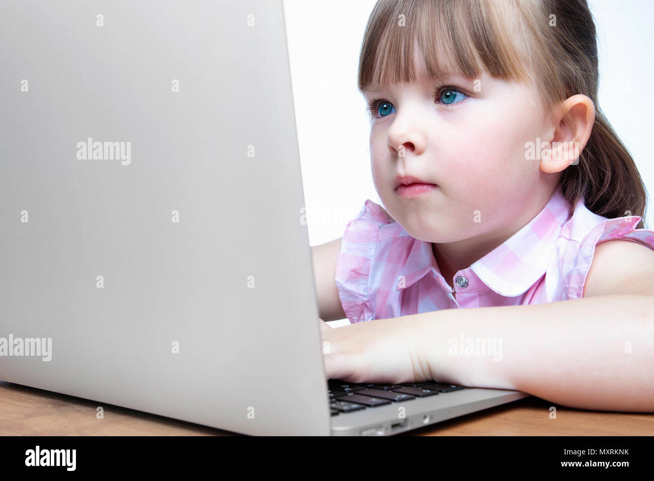 Bambina che studia al computer, imparare a distanza durante una pandemia Foto Stock