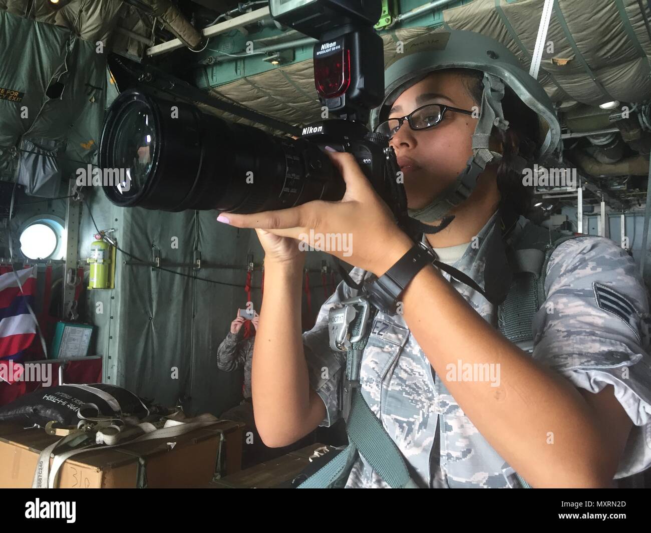 ANDERSEN AIR FORCE BASE, Guam -- STATI UNITI Air Force Senior Airman Arielle Vasquez, fotoreporter assegnato alla XXXVI Wing Public Affairs Office presso Andersen Air Force Base, Guam, cattura immagini di sforzi umanitari oltre ELAT° Island, Stati Federati di Micronesia (FSM), per il funzionamento di caduta di Natale (OCD) 2016, 7 dicembre, 2016. OCD è un U.S. Air Force tradizione che è iniziata nel 1952, offrendo necessità essenziali come i vestiti, cibo e strumenti per circa 20.000 persone che vivono in più di 50 isole isolate in tutto il Commonwealth del nord Isole Marianne, Stato federato Foto Stock