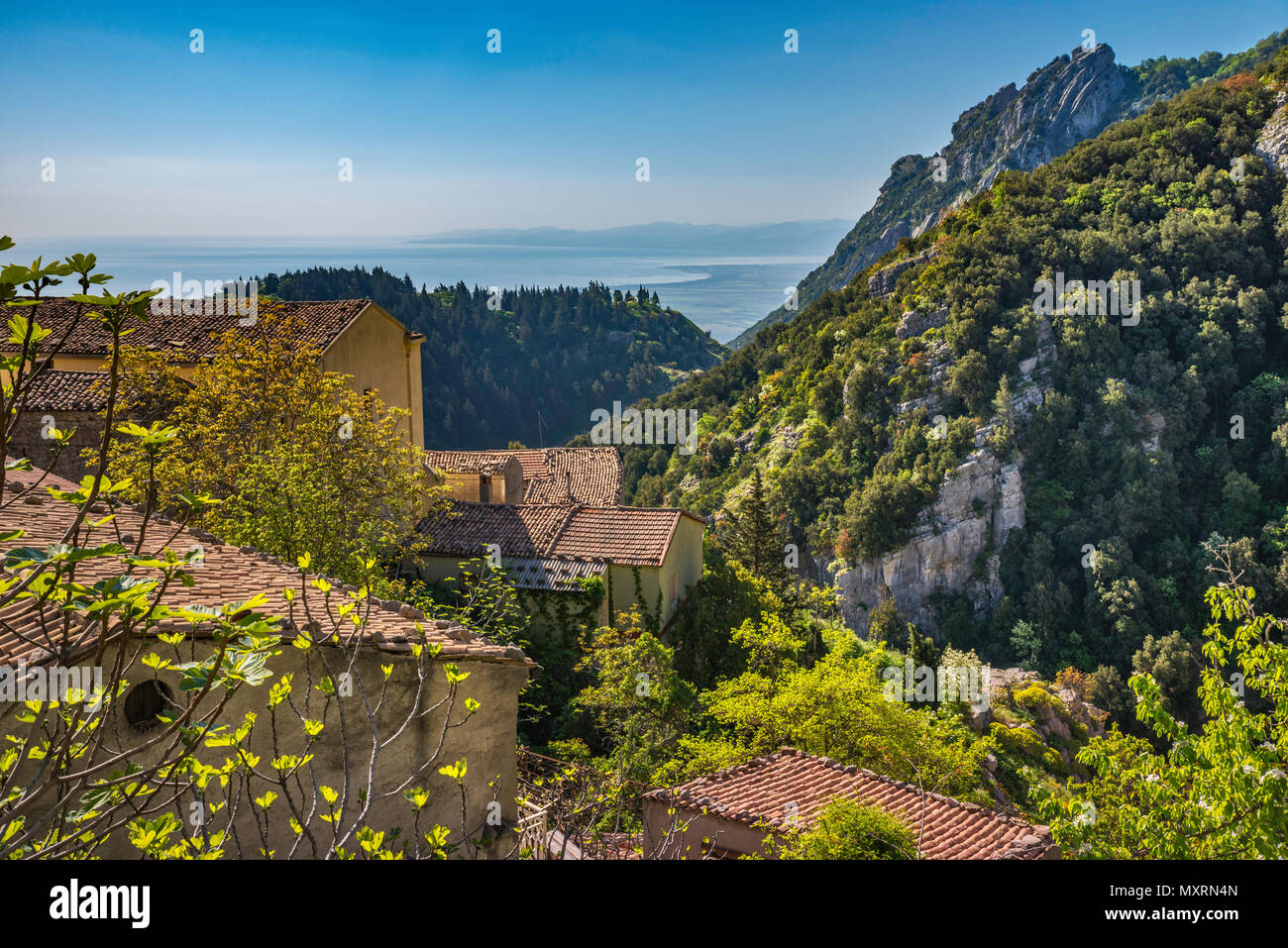 Mar Ionio litorale in distanza in polvere causata dal vento di scirocco, vista dalla città sulla collina di Cerchiara di Calabria, il Parco Nazionale del Pollino, Calabria, Italia Foto Stock