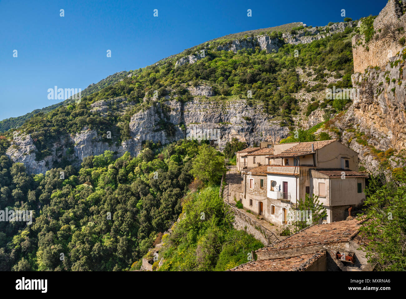 Case in città sulla collina di Cerchiara di Calabria, Appennino meridionale, il Parco Nazionale del Pollino, Calabria, Italia Foto Stock
