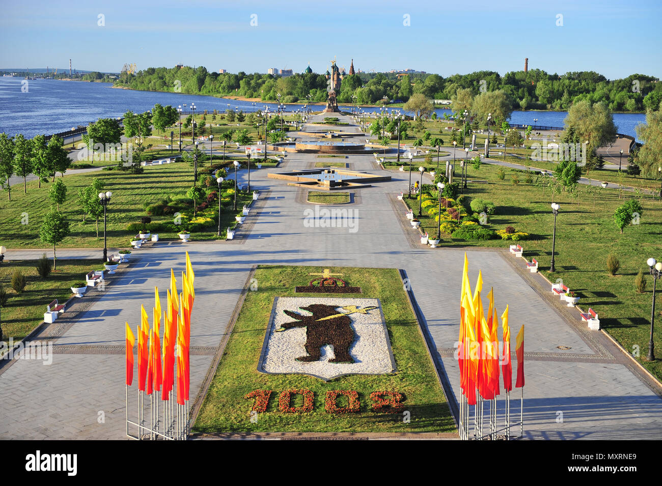 Vista dall'alto di Yaroslavl city park sul fiume Volga, Russia Foto Stock