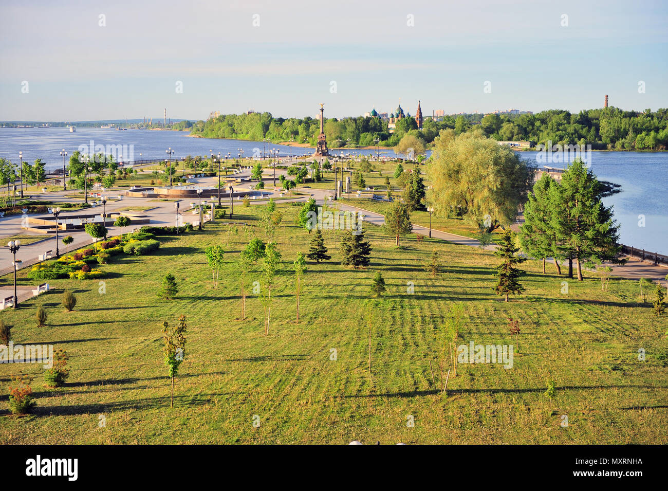 Vista estiva di Yaroslavl bellissimo giardino sul fiume Volga, Russia Foto Stock