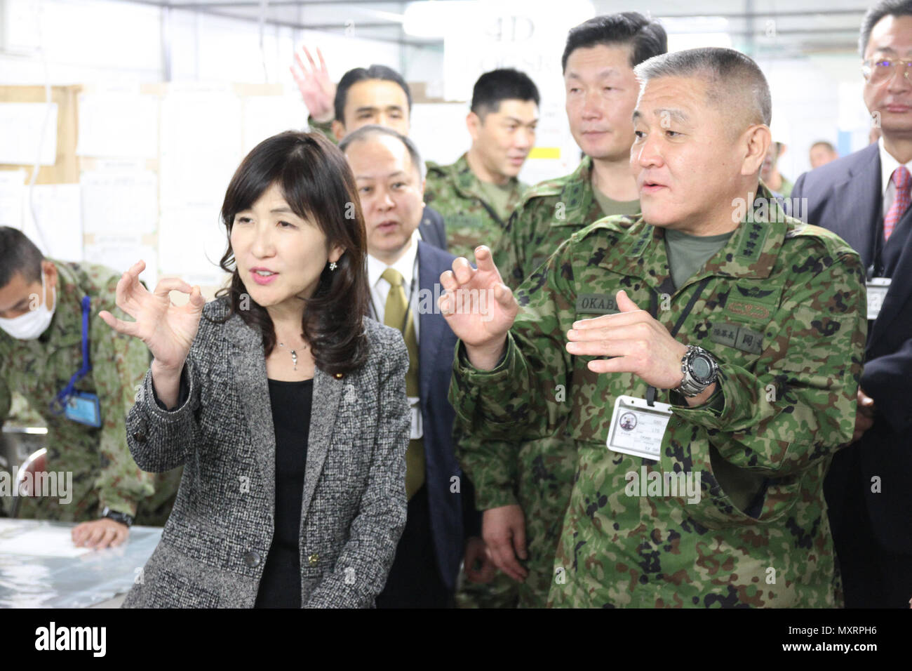 CAMP KENGUN, città di Kumamoto, Prefettura di Kumamoto, Giappone -- il Giappone del Ministro della difesa, gli onorevoli Tomomi Inada, visite giapponese, Stati Uniti, in Canada e in Australia i membri del servizio durante la Yama Sakura 71, 8 dicembre presso il Camp Kengun, Giappone. Inada visitato per valutare la funzionalità di esercizi, di interoperabilità e di coordinamento bilaterale tra i paesi. Esercizio Yama Sakura 71 è annualmente un posto di comando esercizio co-sponsorizzato da U.S. Esercito Pacifico e Giappone terra Forza di Autodifesa a Camp Kengun da Dic. 1-13. Lo scopo di questo esercizio è di migliorare gli Stati Uniti e il Giappone del combat readiness e inter Foto Stock