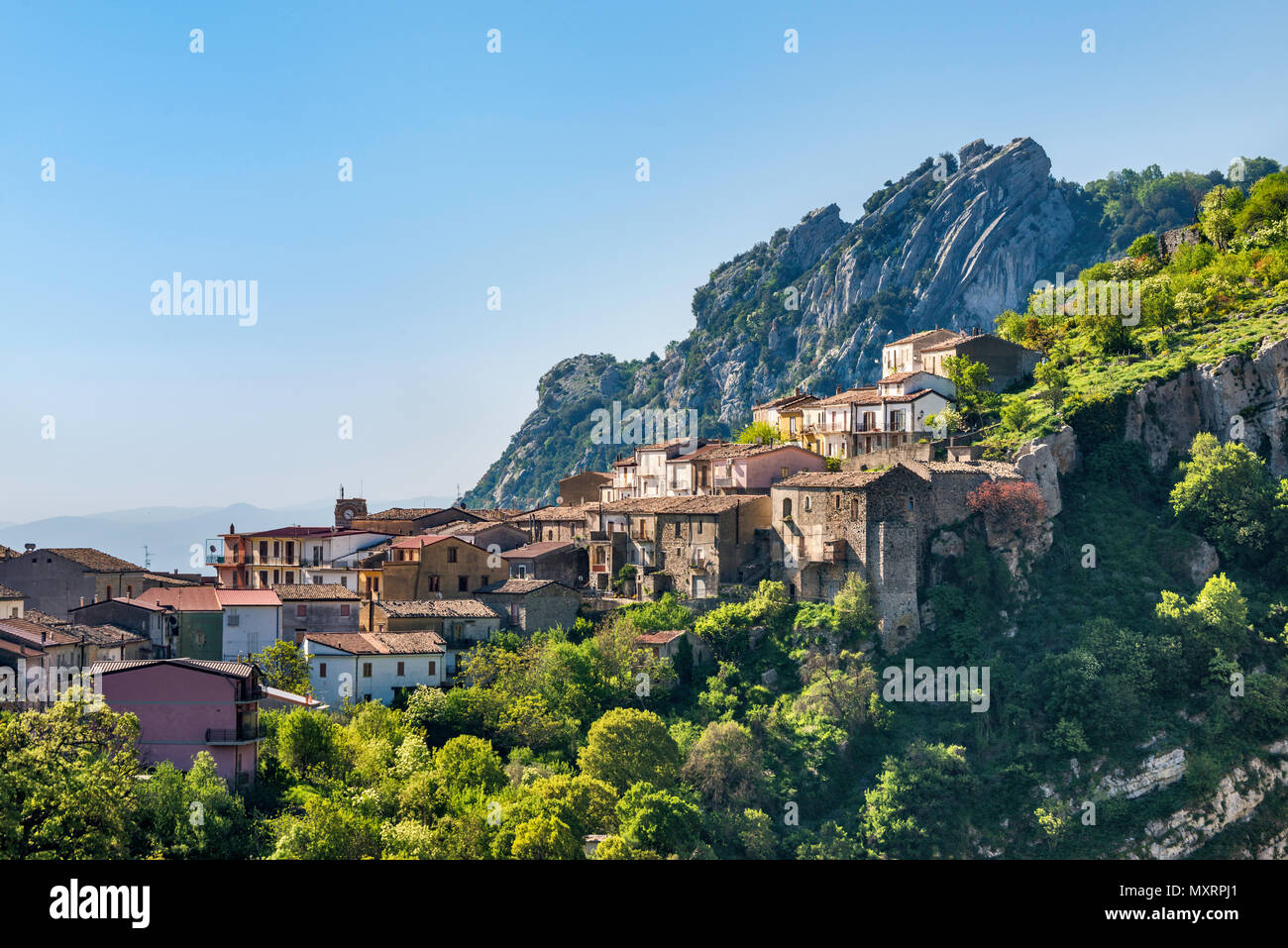 Città sulla collina di Cerchiara di Calabria, Monte Sellaro, Appennino meridionale, il Parco Nazionale del Pollino, Calabria, Italia Foto Stock