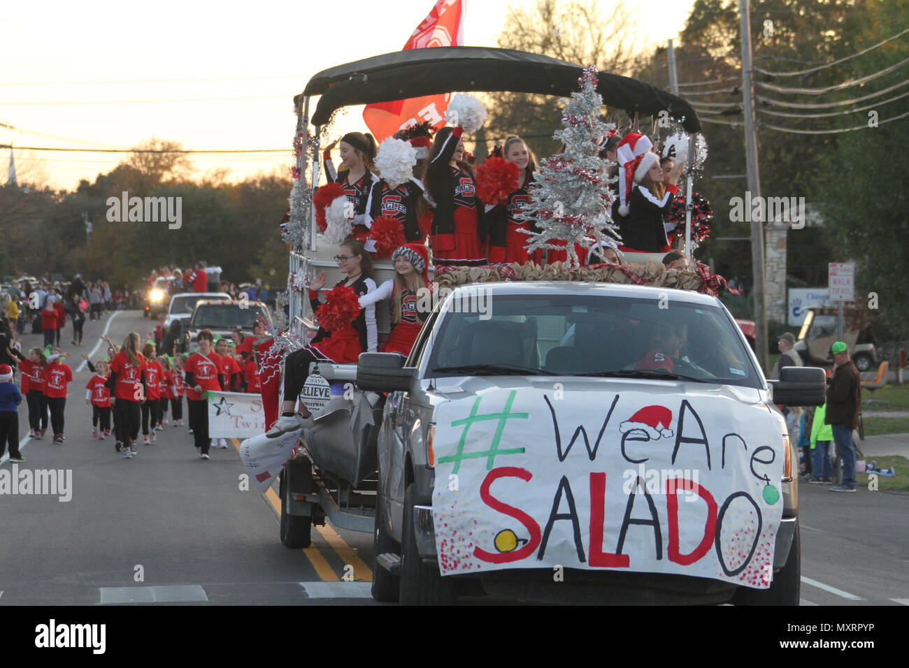 Linea di spettatori Main Street per guardare la parata natalizia di Salado, Texas dal 1 dicembre 2016. Questa vacanza decorate veicolo era uno dei tanti che ha seguito i soldati della prima divisione di cavalleria durante la parata. (Foto di Staff Sgt. Tomora Clark 3d Cav. Regt. Affari pubblici NCOIC) Foto Stock