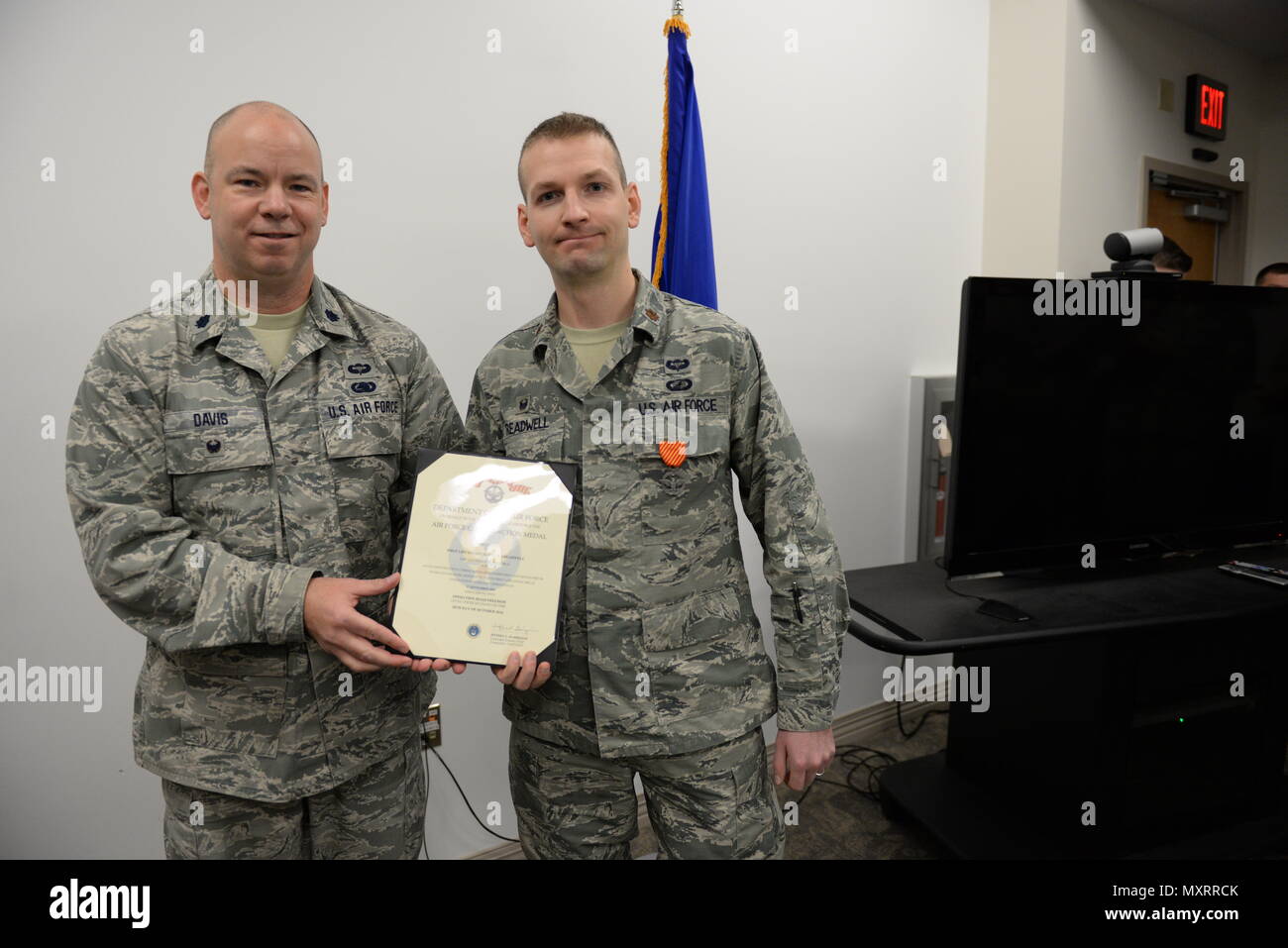 Stati Uniti Air Force Lt. Col. William Davis, 157Air Refuelling Win, vice wing commander, sinistra, presenta le Air Force Combat medaglia d'azione per il Mag. Scott M. Treadwell, 157Comptroller Volo, commander, Pease Air National Guard Base, N.H. Dicembre 3, 2016. Treadwell ha ricevuto il premio per la partecipazione a combattimenti in connessione con le operazioni militari sett. 25, 2005 mentre si serve come primo luogotenente NEGLI STATI UNITI Esercito durante l'Operazione Iraqi Freedom. (U.S. Air National Guard photo by Staff Sgt. Curtis J. Lenz) Foto Stock