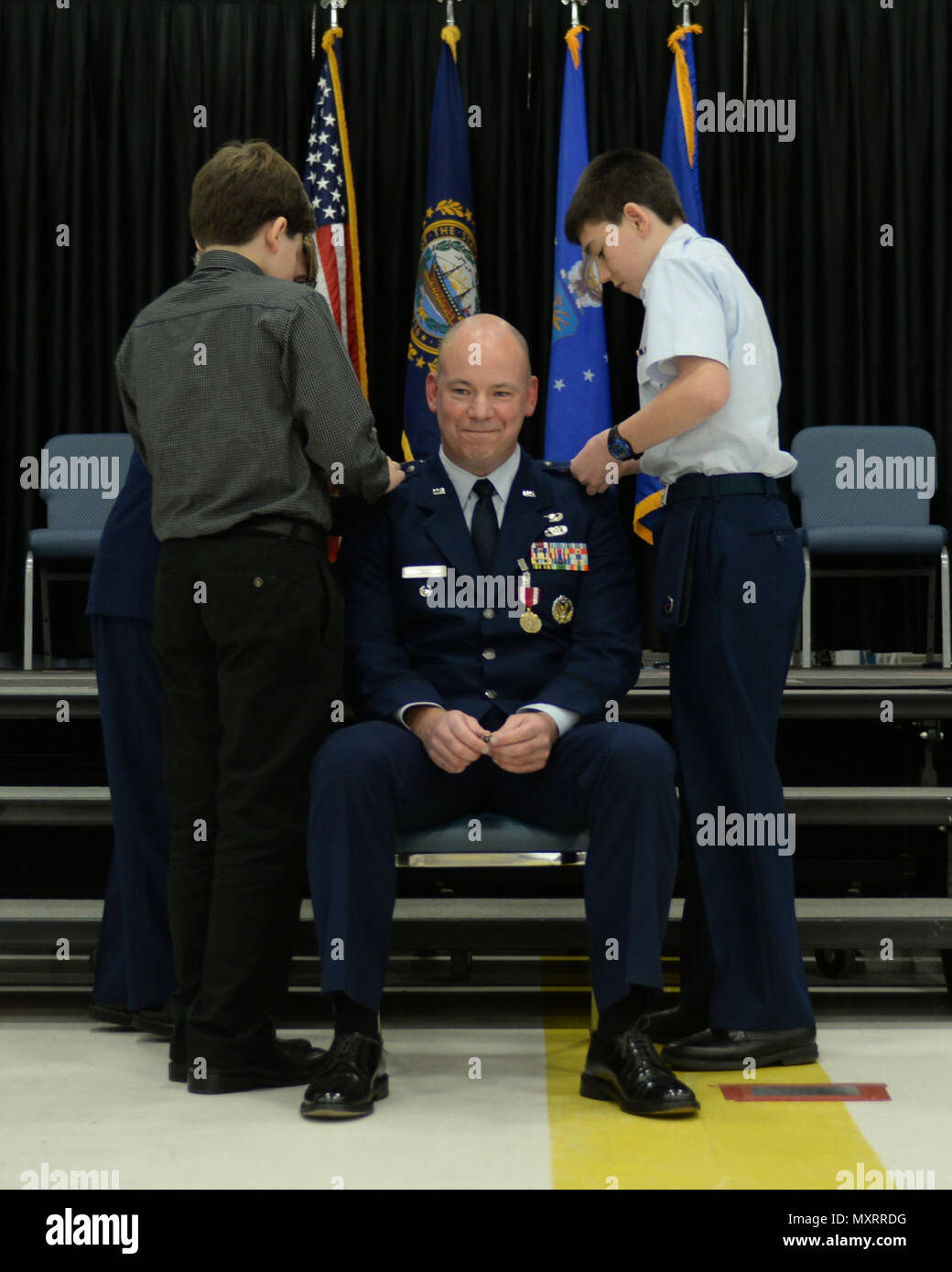 Amici di Famiglia del Col. William Davis, 157Air Refuelling Wing vice comandante e il sig. Tyler Denton e Civil Air Patrol Cadet Airman 1. Classe Nicholas Denton pin nuovo rango per la sua uniforme durante la sua cerimonia di promozione a Pease Air National Guard Base, N.H., Dicembre 3, 2016. (U.S. Air National Guard photo by Staff Sgt. Kayla Rorick Foto Stock