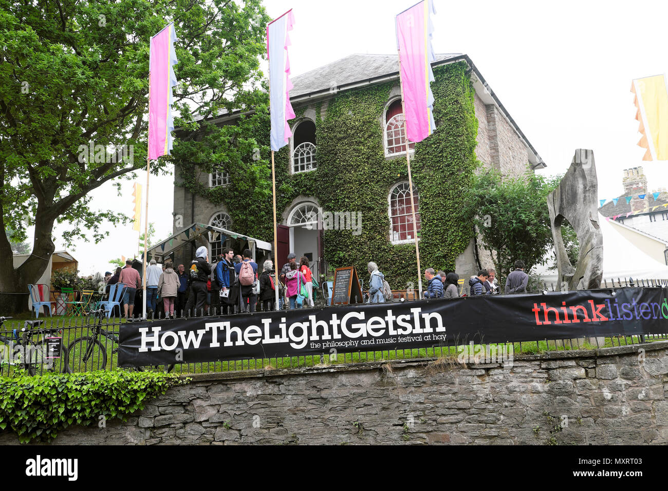 Come la luce entra nel banner al di fuori del luogo durante il Festival di fieno in Hay-on-Wye città HowtheLightGetsIn Fringe Festival 2018 Galles KATHY DEWITT Foto Stock