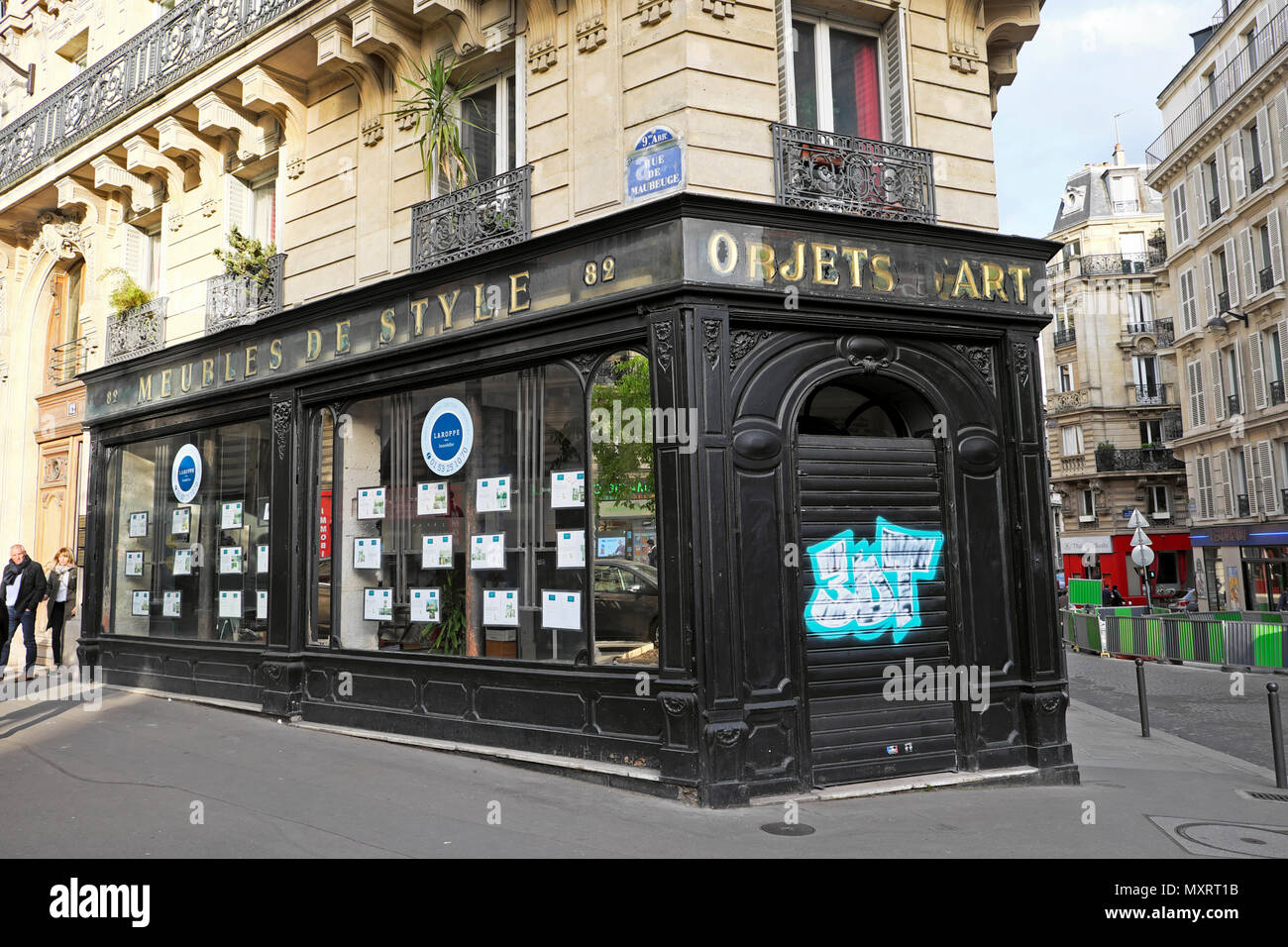 Laroppe Immobilier ufficio immobiliare residenziale in un vecchio negozio di antiquariato in rue de Maubeuge sreet a Parigi Francia KATHY DEWITT Foto Stock