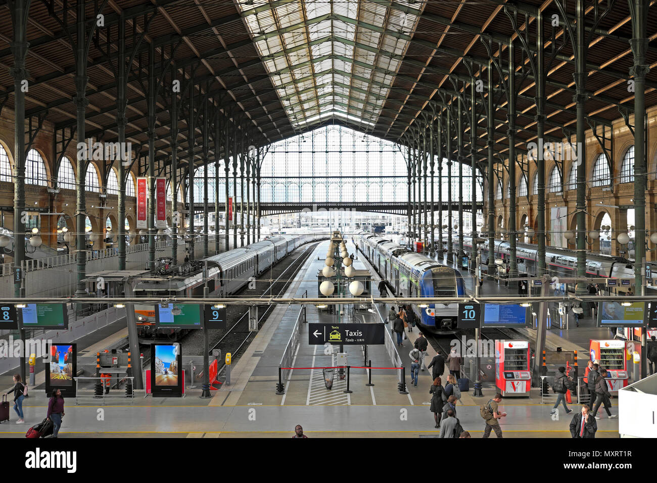 Vista interna di treni in attesa di passeggeri sulla via, le piattaforme e le persone presso la stazione dei treni di Gare du Nord di Parigi Francia Europa KATHY DEWITT Foto Stock