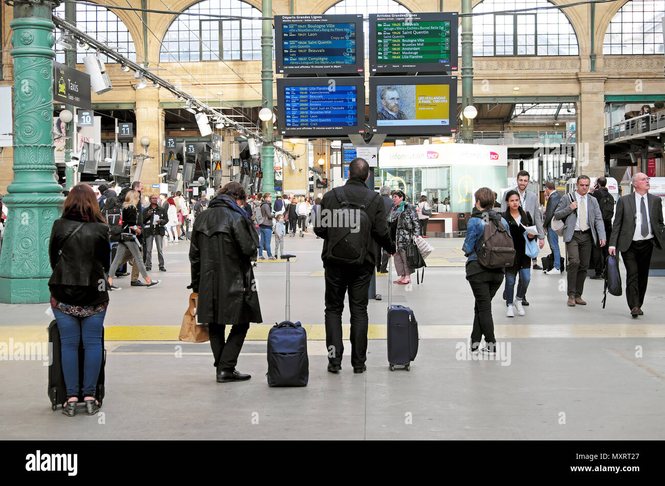 Vista interna della Gare du Nord di Parigi Francia Europa KATHY DEWITT Foto Stock