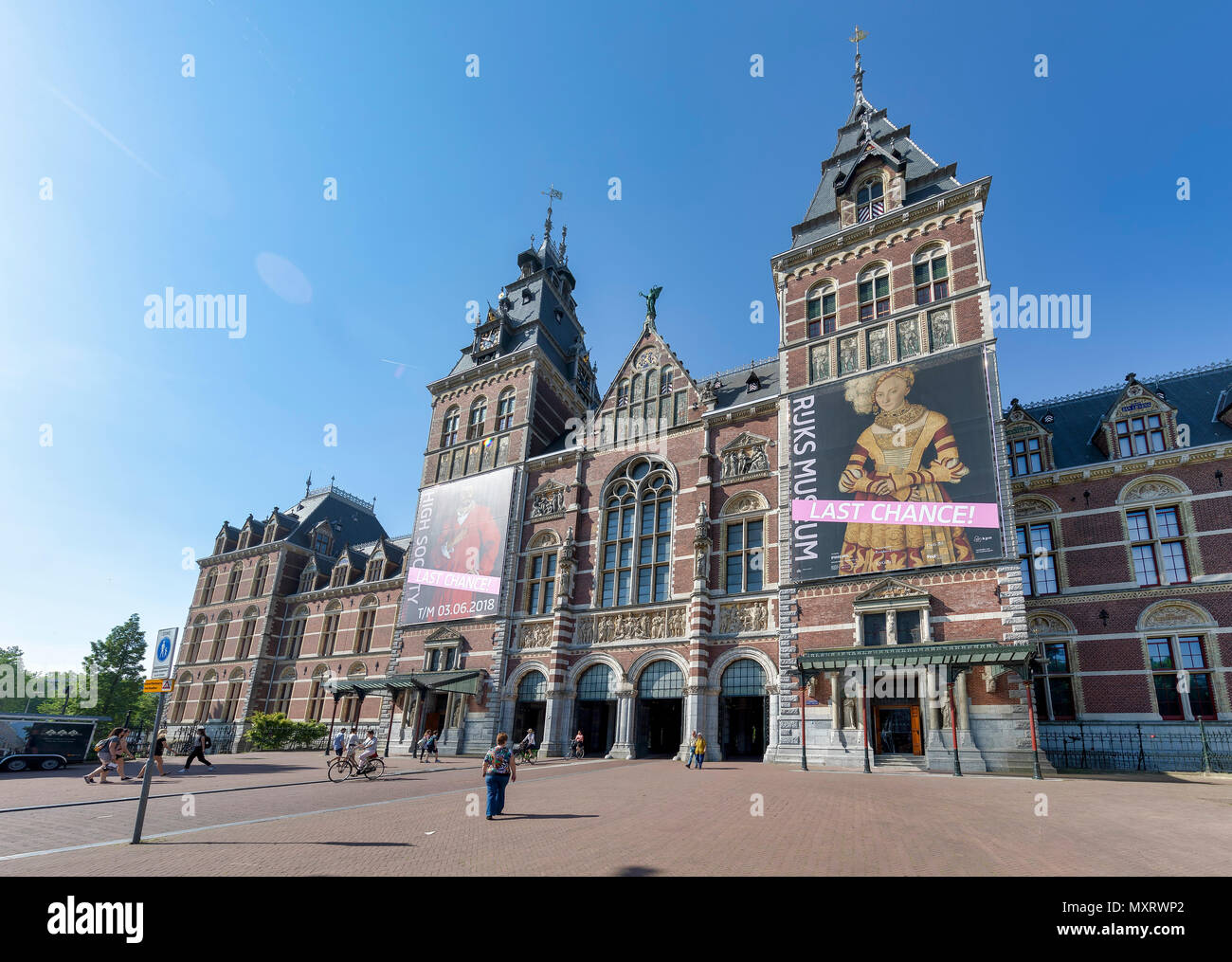 AMSTERDAM, Paesi Bassi - 28 Maggio: (nota del redattore: un filtro polarizzante è stato utilizzato per questa immagine.) Vista generale del Museo Nazionale (in olandese: il Rijksmuseum) dal ponte Museumbrug il 28 maggio 2018 a Amsterdam, Paesi Bassi. Il museo è dedicato alle arti e della storia e presenta annualmente circa 900.000 visitatori. Foto Stock