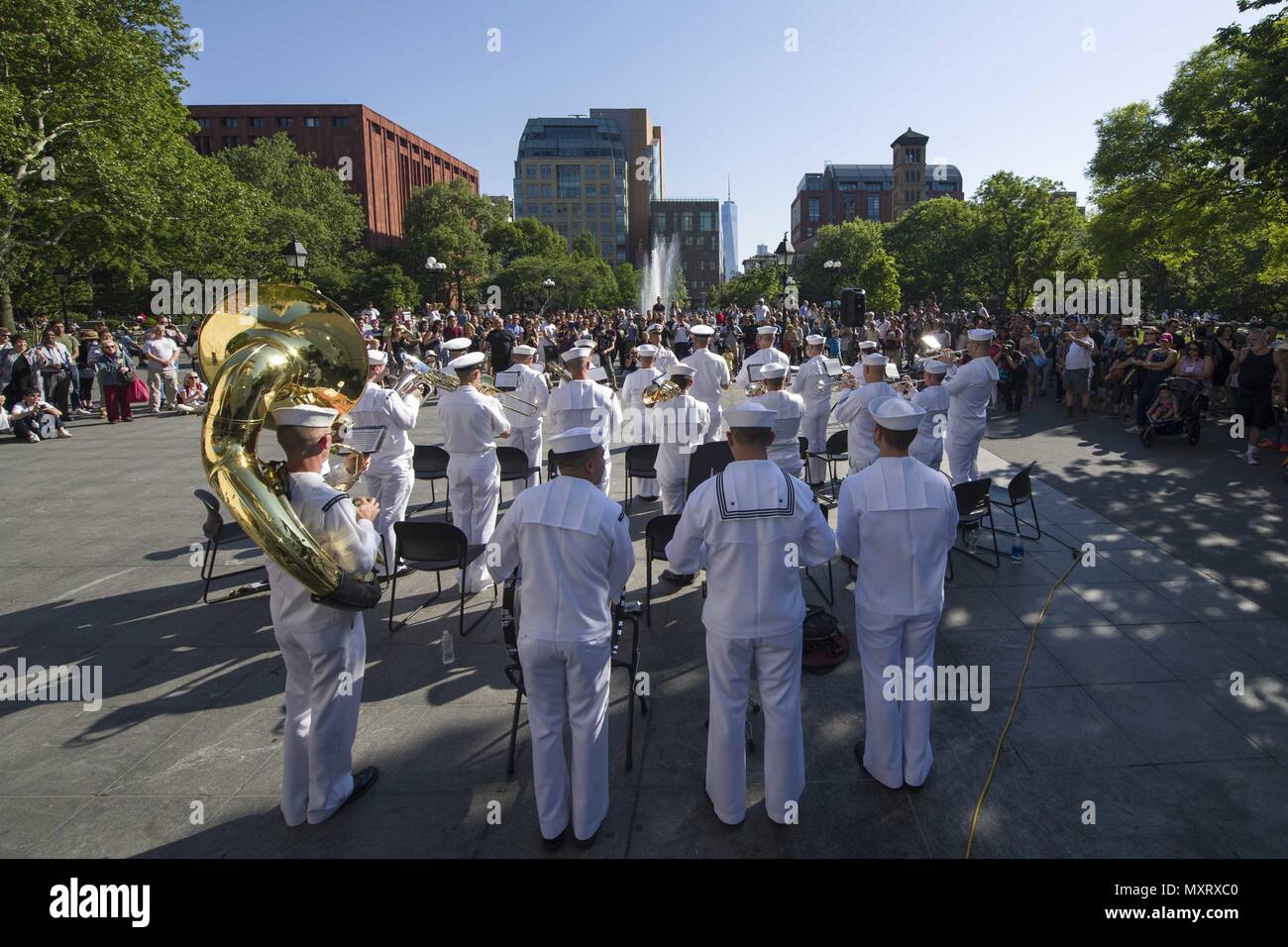 180524-N-DA095-0428 NEW YORK (24 maggio 2018) la banda della marina nord-est esegue a Washington Square Park durante la settimana della flotta di New York (FWNY), 24 maggio 2018. Ora nel suo trentesimo anno FWNY è la città del tempo-onorato festa del mare servizi. Si tratta di una opportunità unica per i cittadini di New York e il circostante tri-state area per soddisfare i marinai, Marine e le coste Guardie, come pure testimoniare di prima mano le funzionalità più recenti di oggi i servizi marittimi. (U.S. Foto di Marina di Massa lo specialista di comunicazione di terza classe Maria I. Alvarez/RILASCIATO). () Foto Stock