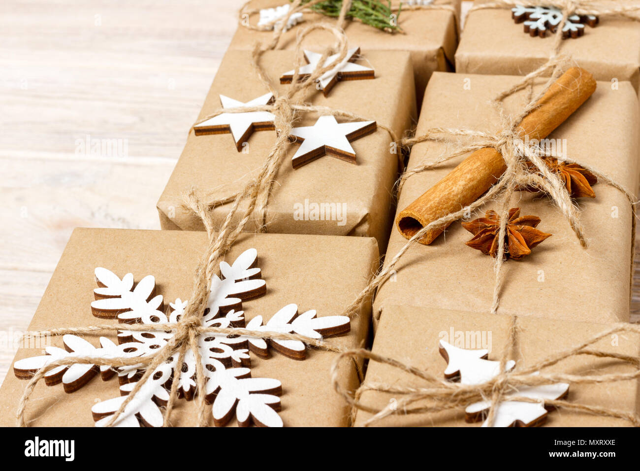 Regali Di Natale Fatti A Mano In Cucina.Regali Di Natale Con Il Fatto A Mano Di Decorazioni Posto Per Testo Decorazioni Per Avvolto In Carta Craft Doni Foto Stock Alamy