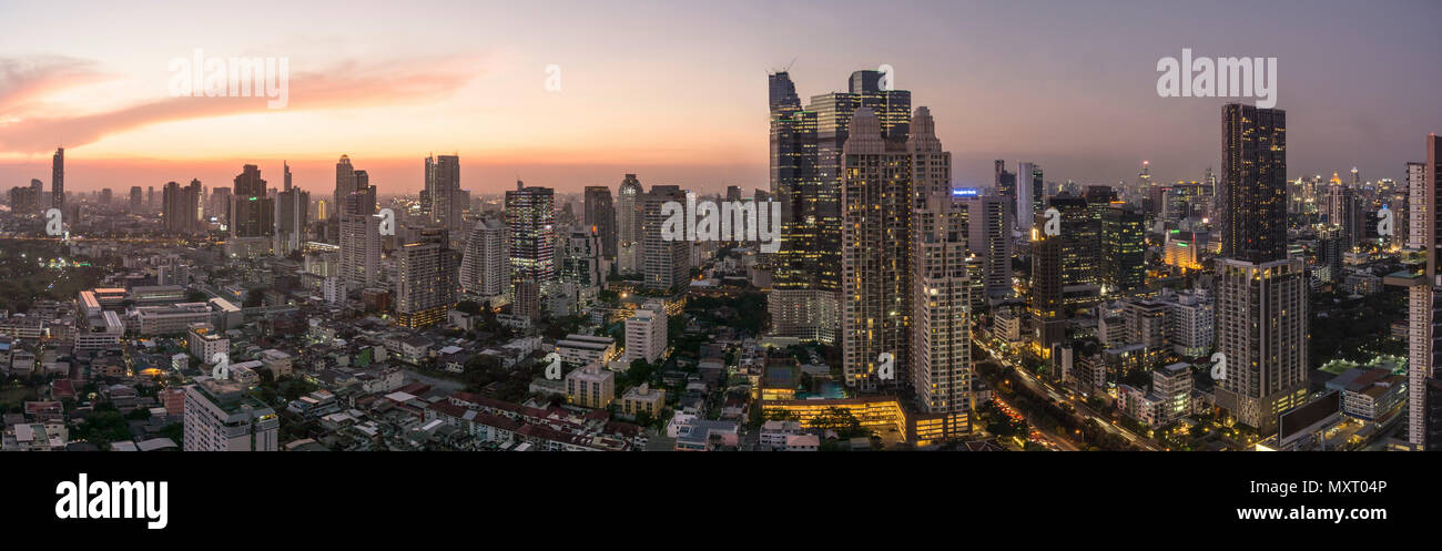 Skyline, vista dalla barra dello zoom, Anantara Sathorn Bangkok, Thailandia, Foto Stock