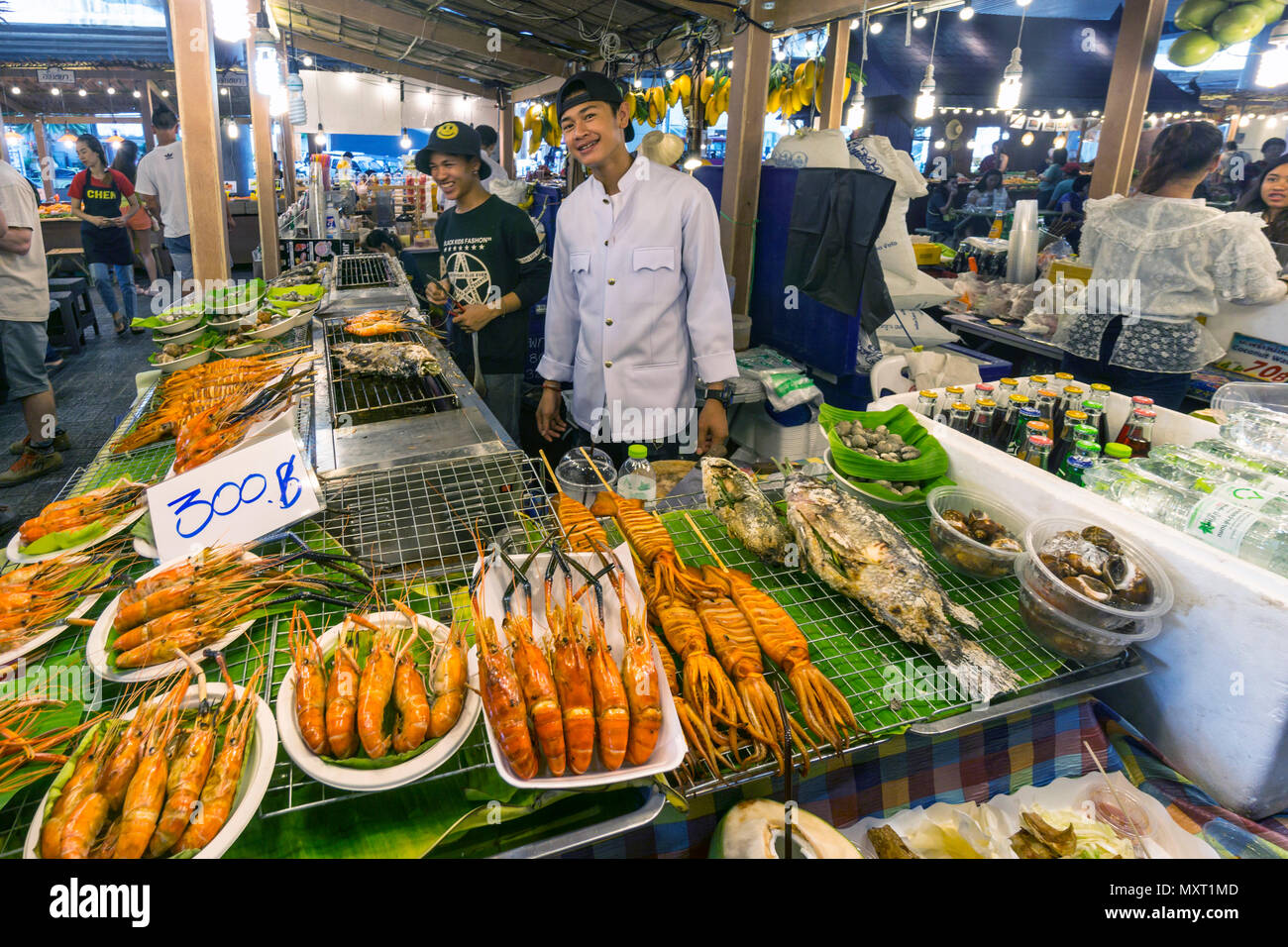 Street market alimentare, alimenti di mare , MBK shopping center, Bangkok, Thailandia, Foto Stock
