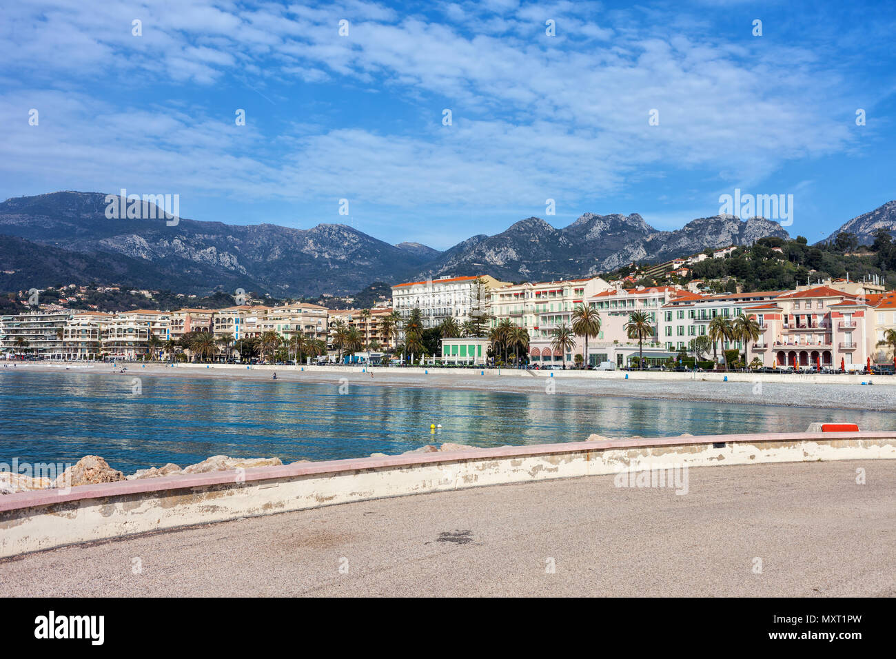 Menton città skyline al Mare Mediterraneo in Francia, resort sulla Costa Azzurra - Cote d'Azur, Alpes Maritimes Foto Stock